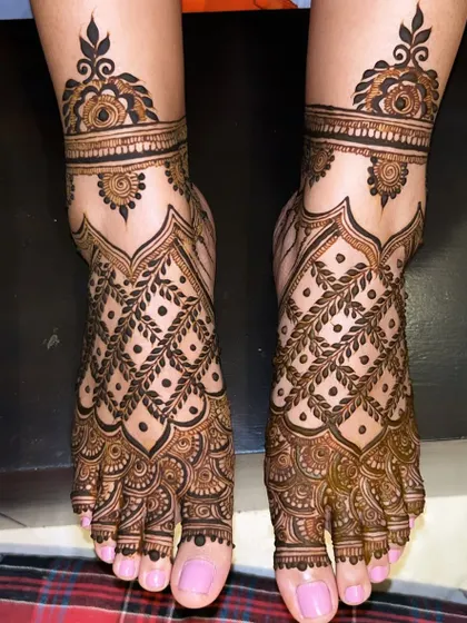 A classic and elegant design for bridal feet. The pattern features a beautiful net (jaal) design with leafy motifs, covering the entire foot.