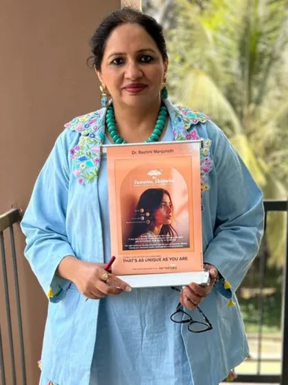 Holding a sign that says "Sunwise, Skinwise." Your skin has a memory, and every moment in the sun leaves a mark. Protecting it is essential for preventing premature aging and pigmentation.