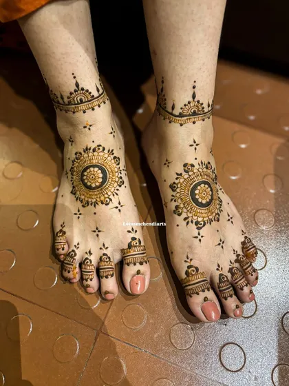 A simple and elegant mandala design for the feet, with delicate dots and lines creating a beautiful pattern.