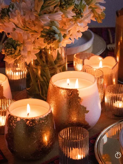 My Modern Matt collection is a study in elegant contrasts. The smooth, foiled ceramic jars are perfect for adding a touch of sophisticated shimmer to your decor. Infused with our warm Mahogany Musk scent, they create a cozy and inviting atmosphere.