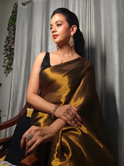 A final portrait of the award-night look. The combination of the traditional saree with a clean, modern hairstyle and makeup was perfect.