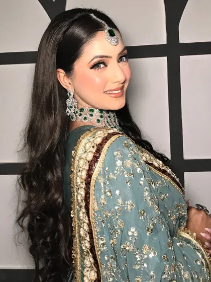 Sleek hair with a middle partition and a sparkling tikka are the details that define modern Pakistani glam.