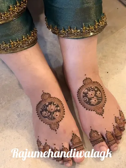 Foot mehandi is also popular during festivals like Karwachauth. This simple yet elegant design features a central lotus mandala, adding a festive touch from head to toe.