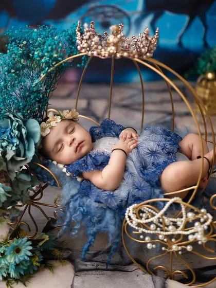 A close-up of our fairytale princess in her carriage, showcasing the beautiful details of her crown and the pearl decorations.