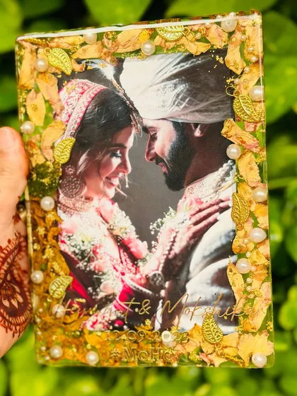 The golden leaves paired with the natural green and pearls create such an elegant look for this wedding photo plate. It’s a perfect blend of natural beauty and artistic touch.