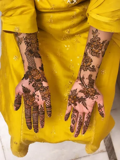 A lovely floral design with checkerboard patterns on the fingers. This is a popular style for guests and festive occasions.