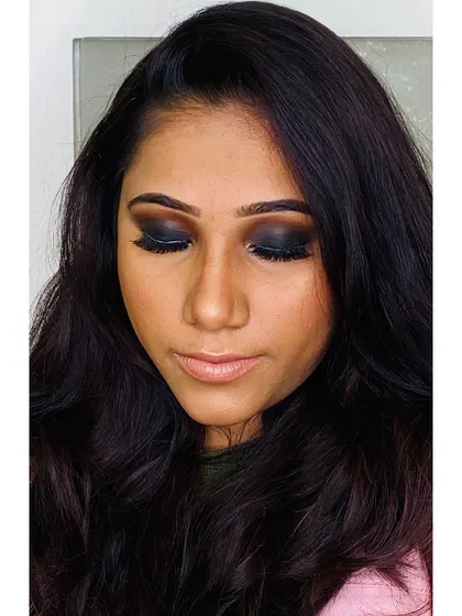 With eyes closed, you can see the deep, rich pigment of the black and brown eyeshadows, blended seamlessly for a perfect smokey finish.