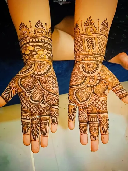 A traditional Indian mehandi design that covers the palm with classic paisleys, florals, and other intricate patterns.