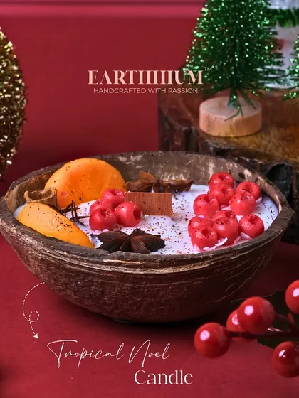 A closer look at the 'Tropical Noel' candle.