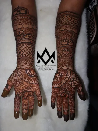 A full view of a non-bridal mehendi design with traditional motifs.