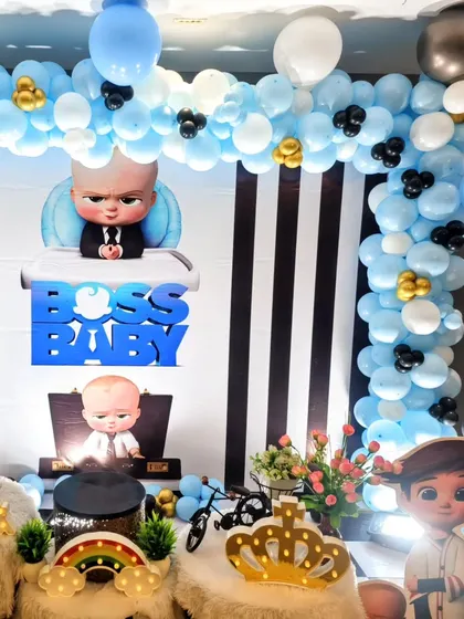 A closer look at the Boss Baby backdrop and balloon details.