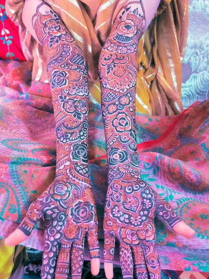 The colors in this photo are so vibrant, highlighting the beautiful dark stain of the bridal mehndi.