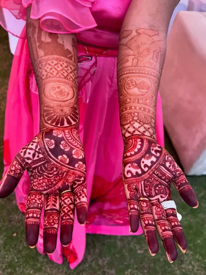 A beautiful, dark stain on the hands of a bride-to-be. The deep color is the hallmark of my 100% organic, self-mixed henna.