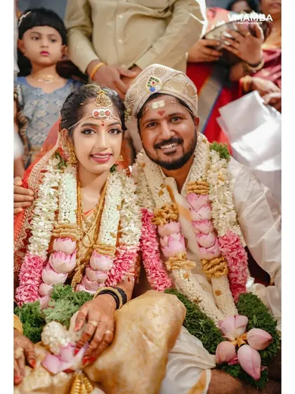 A duplicate of 34, a classic portrait of the wedding couple.