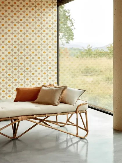 An urban oasis where a geometric raffia wallpaper from Élitis meets a minimalist aesthetic. The pattern adds texture and a pop of color, creating a space that feels balanced and quietly sophisticated.