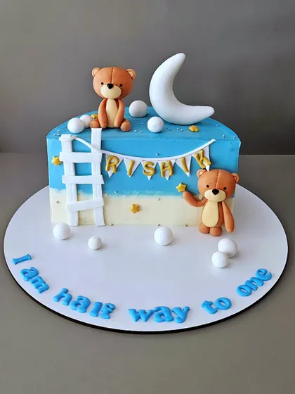 Rishik is halfway to one! A cute half-birthday cake with teddy bears climbing a ladder to the moon. This vanilla cake with salted caramel is perfect for a 6-month milestone.
