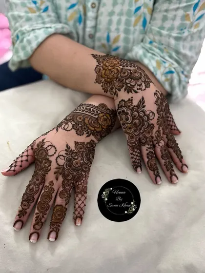 A delicate and airy floral design, perfect for a guest or bridesmaid. The pattern uses fine lines and a net pattern on the fingers for an elegant finish.