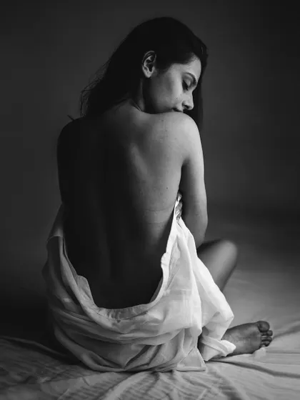 A duplicate of image 14, this black and white study is a powerful example of minimalist portraiture. The focus on form and shadow creates a timeless and artistic feel.