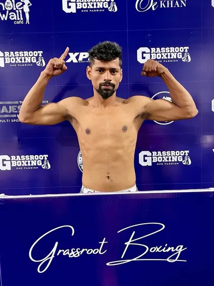 Pointing to the sky, this fighter is aiming for the top.
