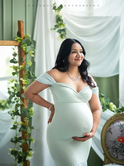 A gentle hand on your bump, a soft smile. This is a classic pose that beautifully captures the maternal glow.