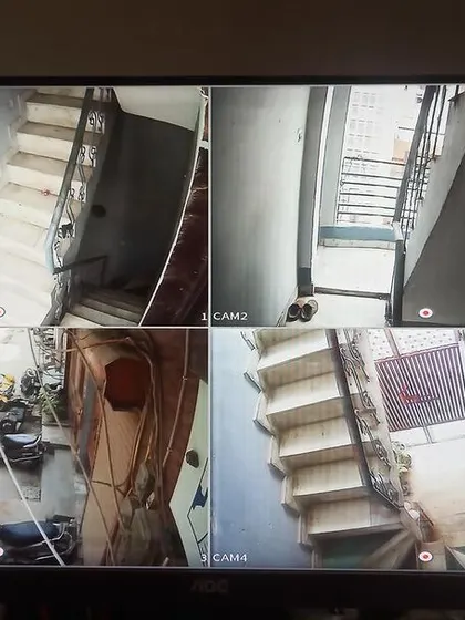 A 4-camera view covering the street, entrance, and stairways of a building.