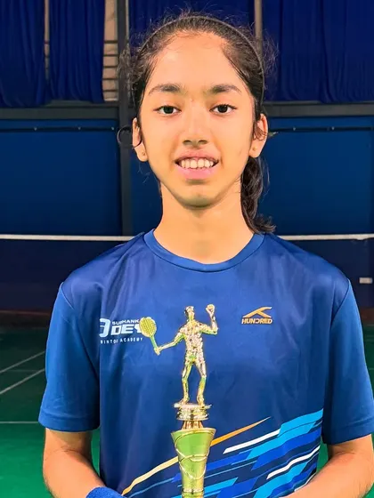 Aashi Das holding her trophy after clearing the qualification round at the Sub-Junior All India Tournament. Making it to the main draw at the national level is a significant milestone.