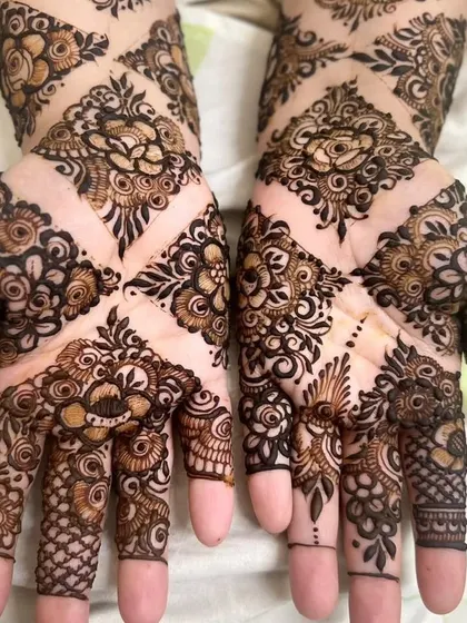 A close-up of the palm with the floral diamond pattern, showing the intricate filler work.