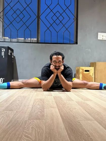 Another angle of the middle split. Comfort in uncomfortable positions is a sign of true mobility. Plus, it's a great way to think about what to have for dinner.