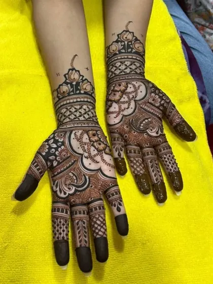 A stylish and modern design with a mix of floral and geometric patterns. The negative space and bold fingertips create a chic and contemporary feel.
