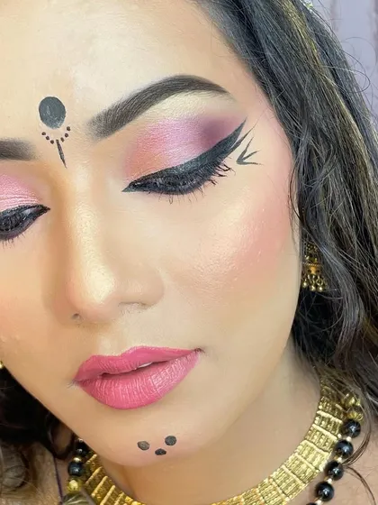 The details are what make this Navratri look so special. The graphic liner elements and the traditional bindi add a festive touch to the pink smokey eye.