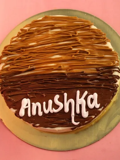 A custom half-and-half cheesecake combining two favorites: Lotus Biscoff and Nutella. We can personalize our cakes with names and messages for any occasion.