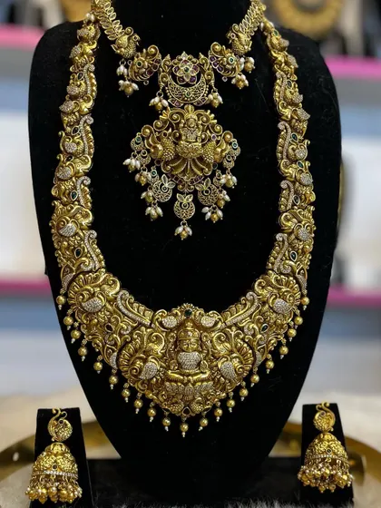 An incredibly detailed and heavy bridal necklace set. The craftsmanship on this piece is exceptional, making it a showstopper for any bride.