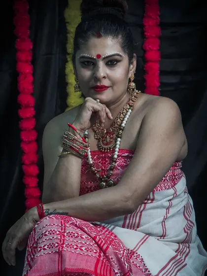 A fusion look for Onam, where I styled an Assamese saree with a strapless blouse and traditional South Indian temple jewelry.