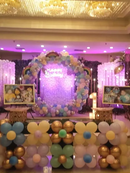 Another view of the grand birthday stage, showing how I place photo frames and other elements to create a complete and personalized look for the celebration.