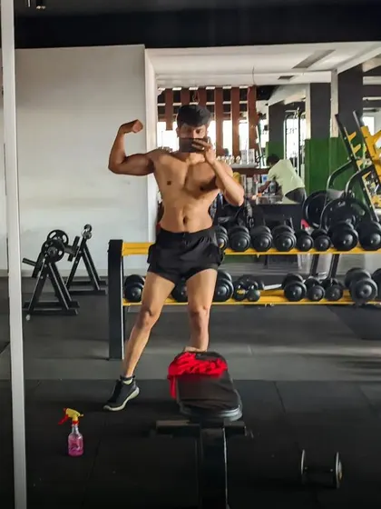 Train hard, stay humble. A gym mirror selfie.