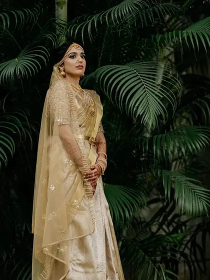 An all-gold look is the definition of classic elegance. I worked with this bride, who lives abroad, entirely through video calls to create her dream wedding outfit. Seeing her look this stunning makes all the coordination worthwhile.