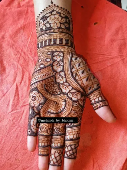 A gorgeous floral design for the front of the hand. This piece is filled with roses and traditional Indian patterns, perfect for a bride who loves floral motifs.