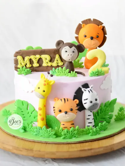The full view of this sweet jungle-themed cake, perfect for a little animal lover.