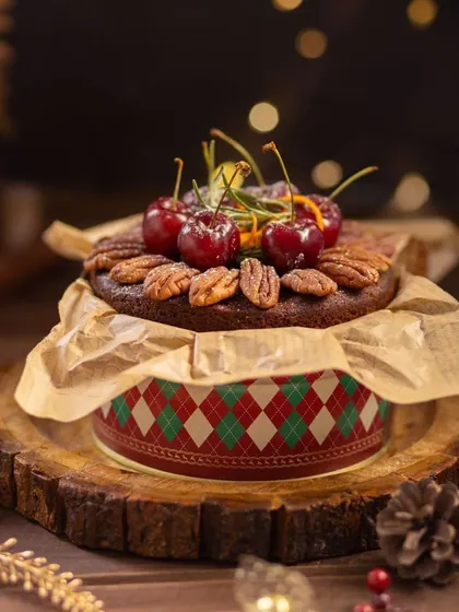 A single-serving Christmas cake, perfectly packaged for gifting. Learn all the tips and tricks for creating these delightful holiday treats.