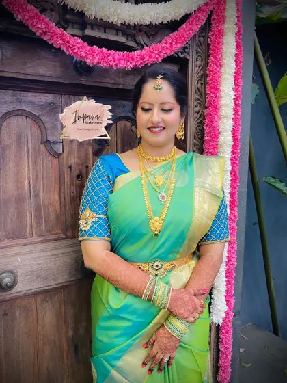 A full view of the bride's elegant stance. My saree draping service ensures every pleat is perfect, allowing the bride to move with confidence and grace.
