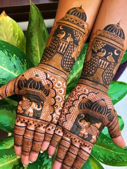 This design is all about grandeur. The combination of majestic elephants on the palms and regal peacocks on the arms creates a truly breathtaking bridal look.