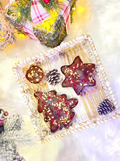 A beautiful flat lay of our Christmas plum cakes. This festive tray features our star-shaped, tree-shaped, and round plum cakes, perfect for a holiday dessert platter or as a thoughtful gift.