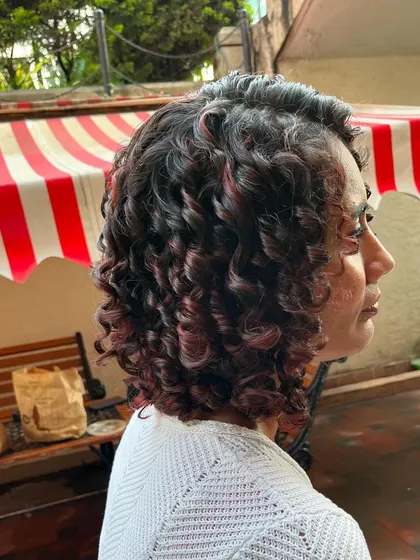 A side view of the coppery red highlights.
