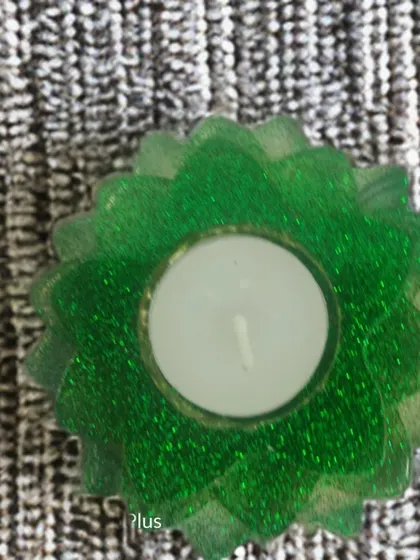 Light up your home with this sparkling green lotus diya holder. The glitter embedded in the resin catches the light beautifully, making it a lovely addition to your festive decorations.