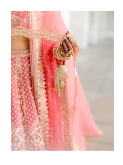 A focus on the bride's Kalire, a symbol of blessings and good wishes. I love capturing the beauty and significance of these traditional elements.