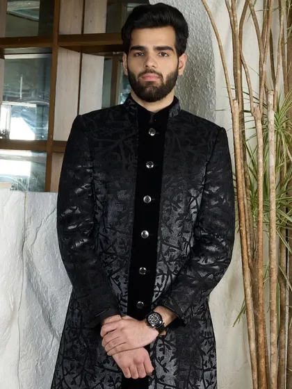 This black kurta with shimmering, intricate details is perfect for black-tie events. The meticulous craftsmanship ensures an unforgettable impression of formal elegance.