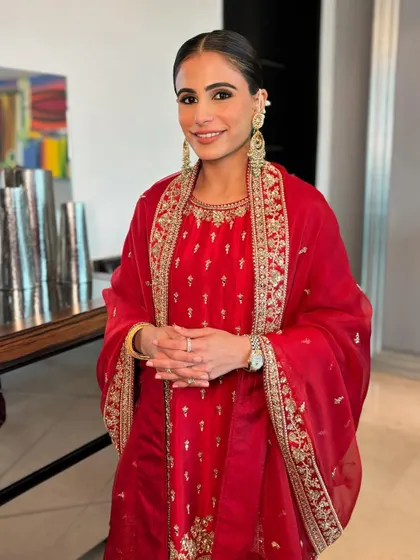 Another shot of this classic and elegant pre-wedding look. The gold jewelry and embroidery on her outfit are perfectly complemented by the warm, glowing makeup.
