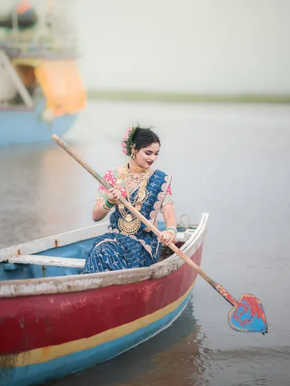 The Koli tradition of offering prayers to the sea is beautifully captured in this image.