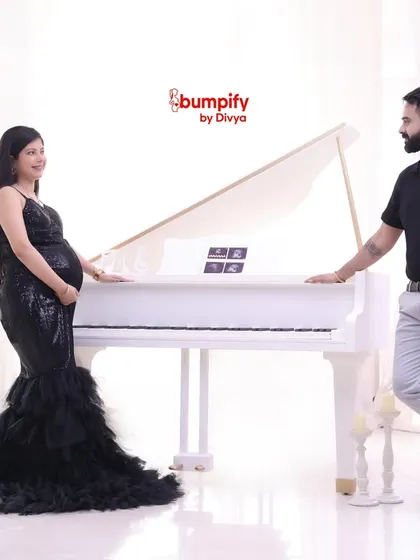 Introducing our new Grand Piano setup. It’s perfect for creating a dramatic and elegant maternity portrait that feels like a scene from a classic film. The contrast of the black gown and white piano is simply stunning.