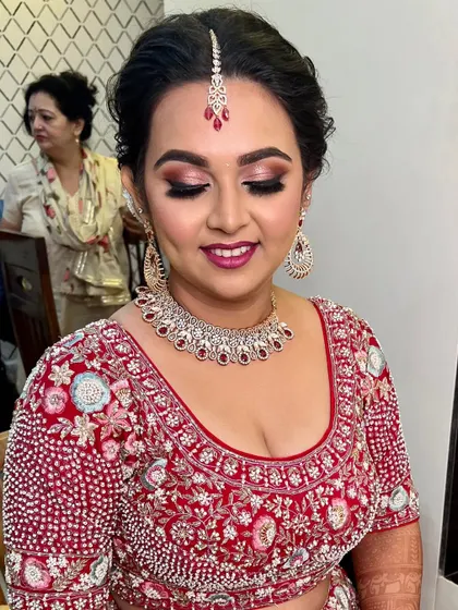 A closer look at the soft glitter on the eyelids and the flawless, dewy skin. This makeup is designed to last all day while looking fresh and beautiful in photos.